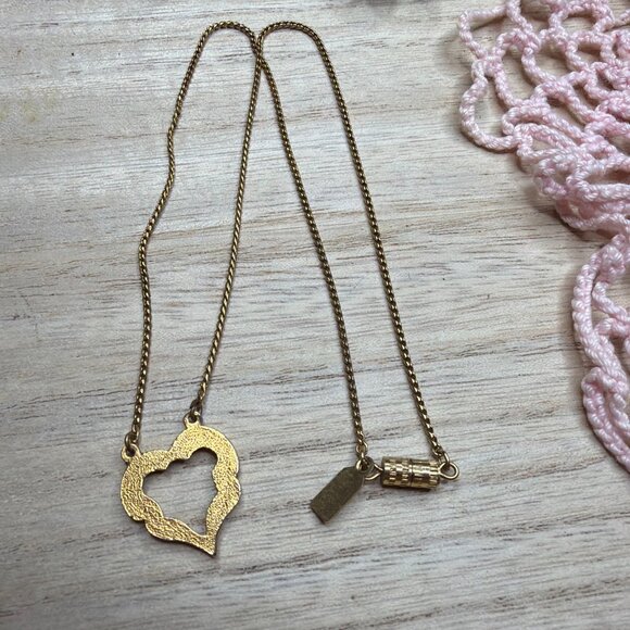 1928 Gold Tone Heart Pendant Necklace Signed - Picture 4 of 6